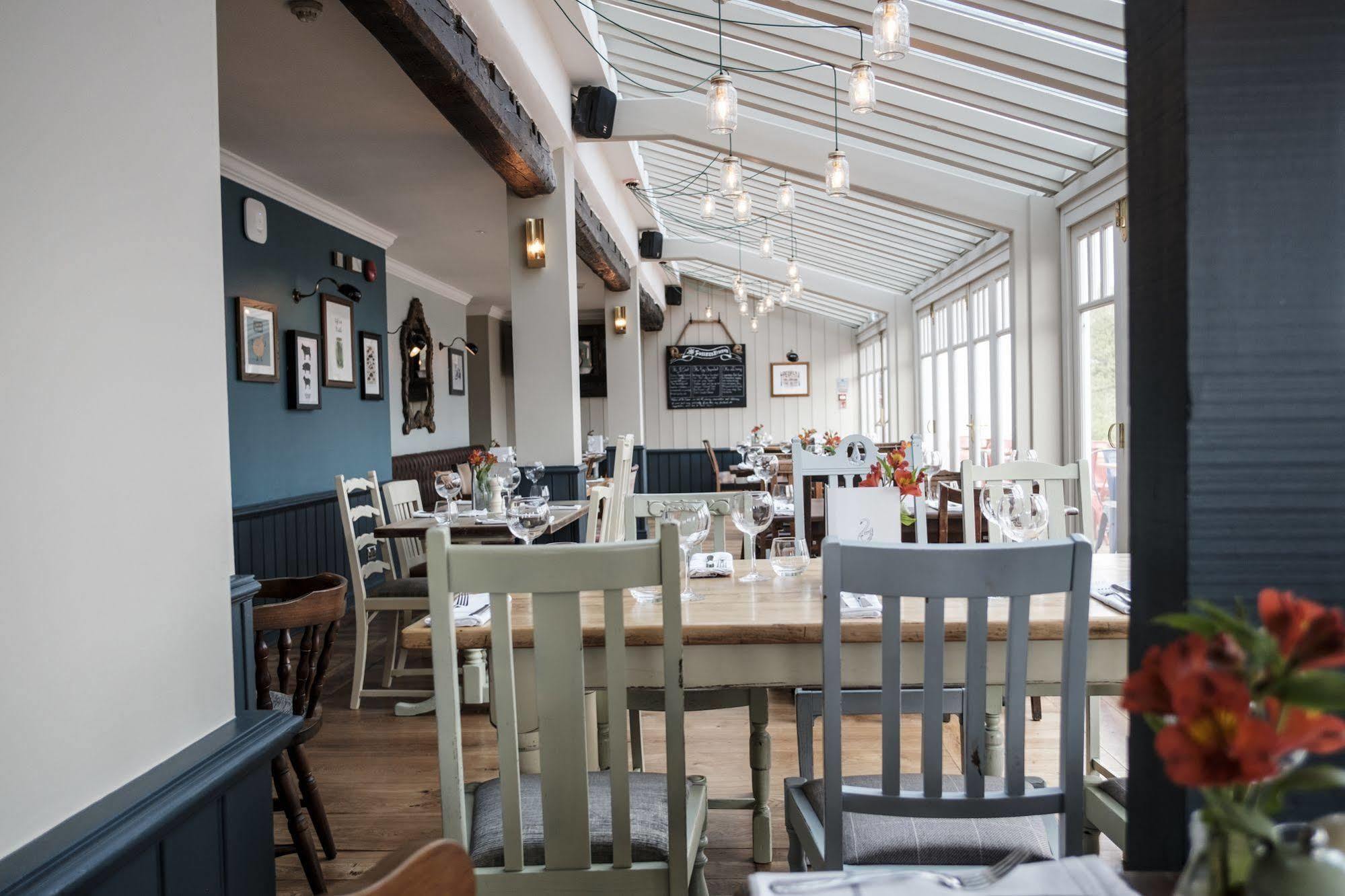 The Swan Hotel Staines-upon-Thames Ngoại thất bức ảnh