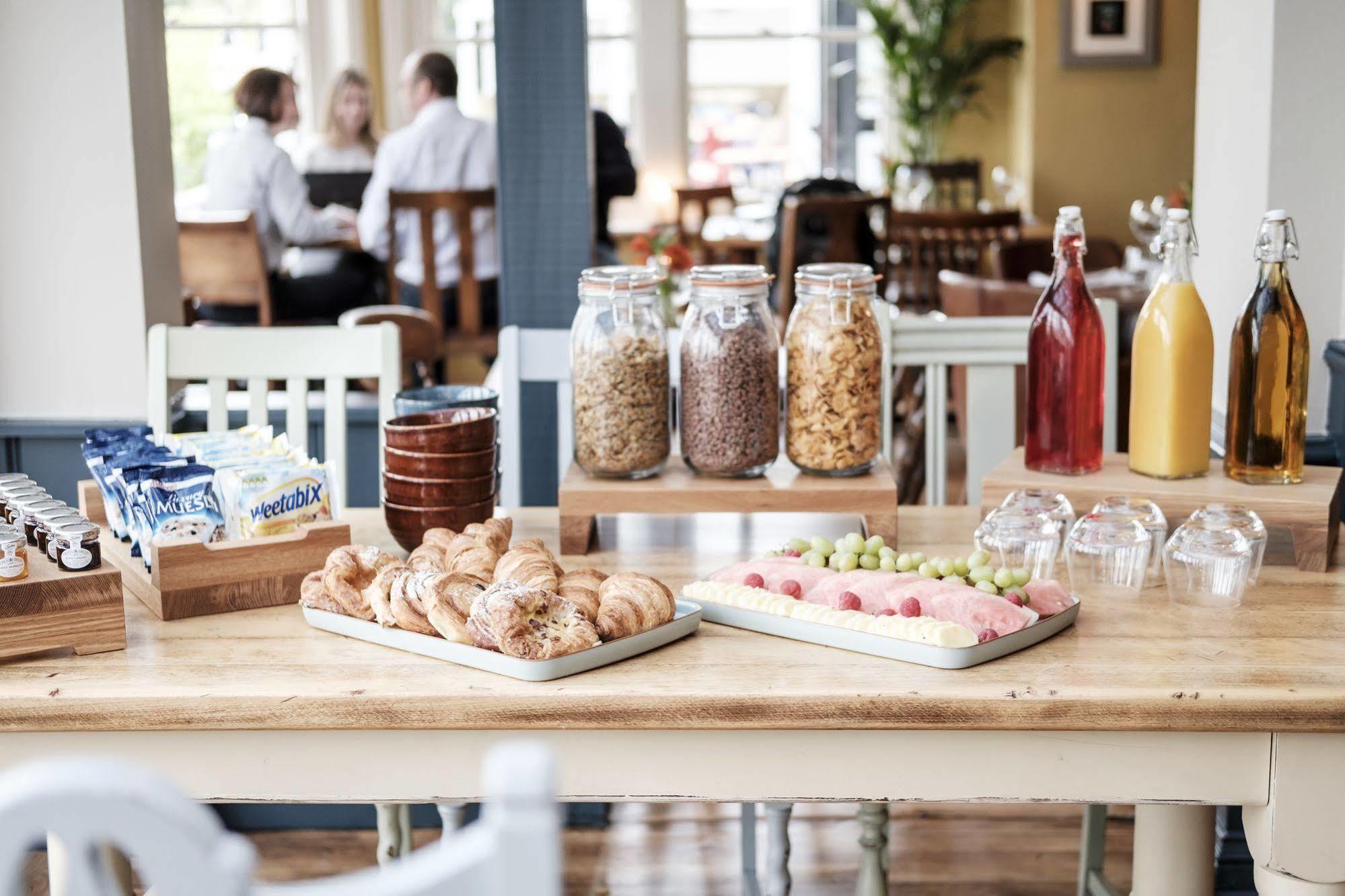 The Swan Hotel Staines-upon-Thames Ngoại thất bức ảnh